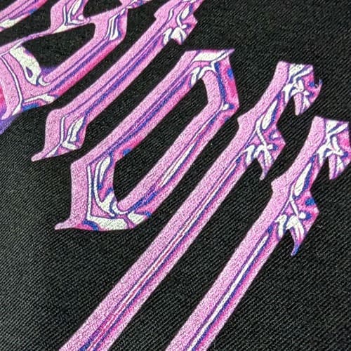 DTF-Print mit lila Gothic-Schrift auf schwarzer Baumwolle – Stoff³ Kassel